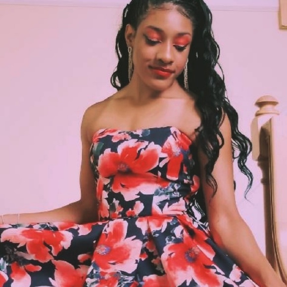 Meet your Posher, Skylar Warren - Picture 2 of 8